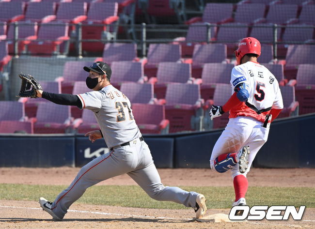 KIA 김도영이 내야 안타를 치고 있다. 한화 1루수는 김인환 2022.03.09 /OSEN DB