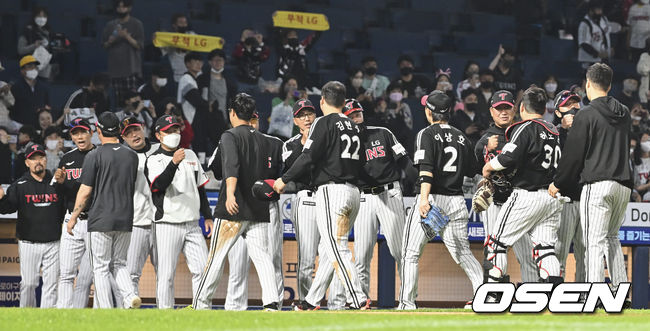 LG 트윈스 선수들이 NC 다이노스에 승리한 후 기쁨을 나누고 있다. 2022.05.06 / foto0307@osen.co.kr