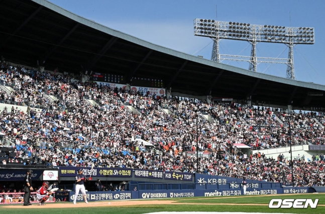 롯데 원정 팬들이 3루 응원석을 가득 메운채 열띤 응원을 선보이고 있다. 2022.05.01 /jpnews@osen.co.kr