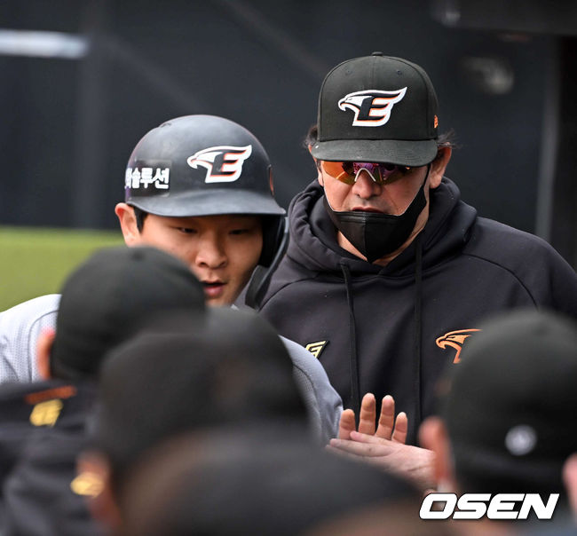 한화 수베로 감독과 김태연(왼쪽) 2022.03.21 /OSEN DB