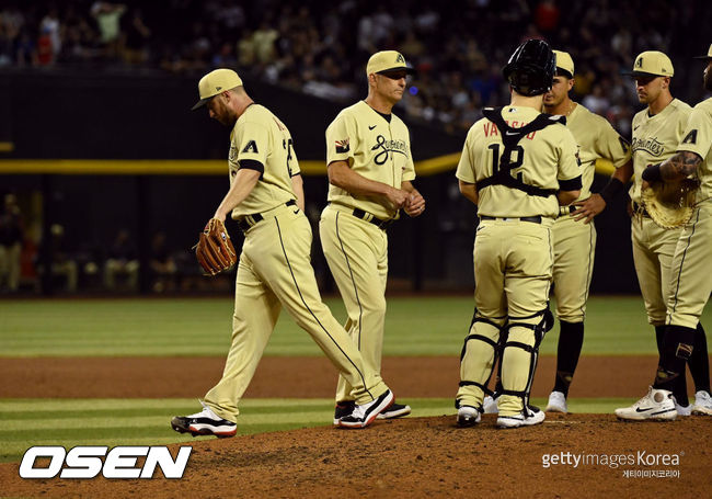 [사진] 애리조나 토리 로불로 감독이 메릴 켈리를 교체하고 있다. ⓒGettyimages(무단전재 및 재배포 금지)