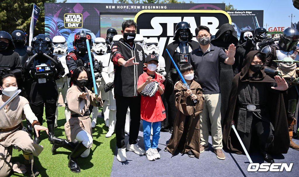 정용진 구단주과 월트디즈니 아태지역 총괄 사장이 포토타임을 갖고 있다.  2022.05.05 /rumi@osen.co.kr