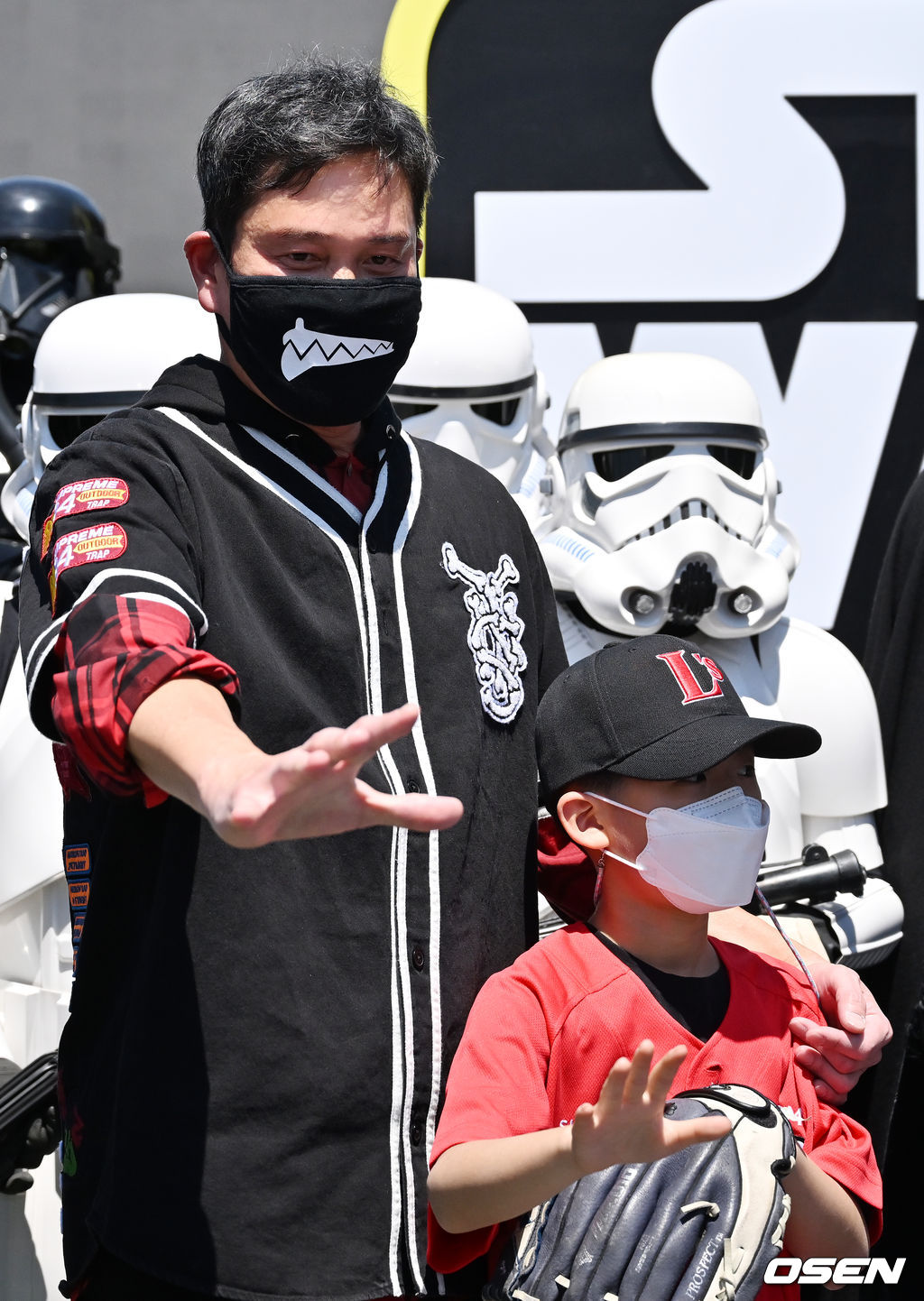 정용진 구단주가 아이들과 함께 포토타임을 갖고 있다.  2022.05.05 /rumi@osen.co.kr