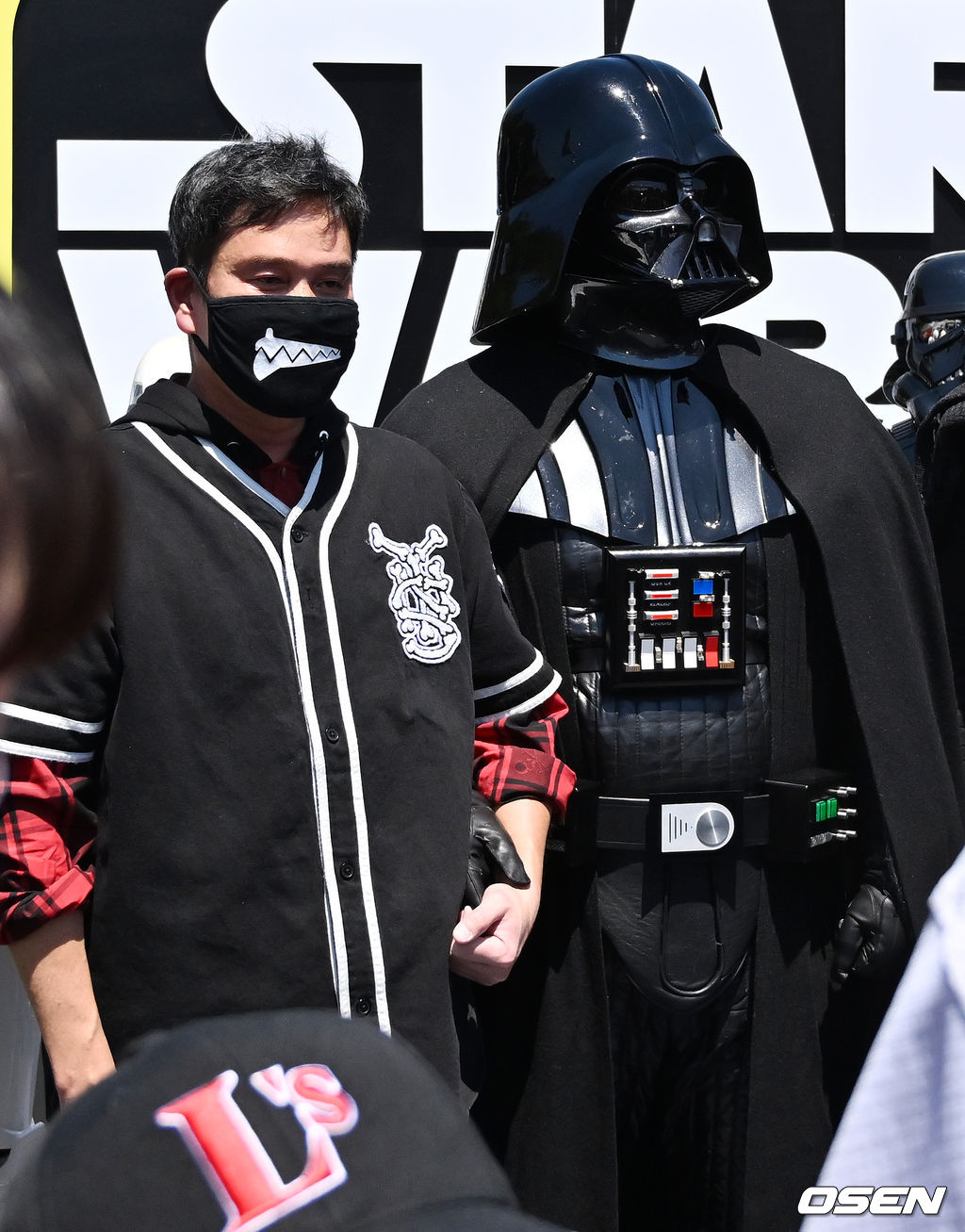 정용진 구단주가 스타워즈 캐릭터 다스베이더와 팔짱을 끼고 포토타임을 갖고 있다. 2022.05.05 /rumi@osen.co.kr