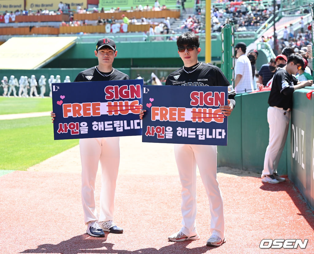 SSG 장지훈과 오원석이 팬들에게 사인을 해주기 위해 돌아다니고 있다. 2022.05.05 /rumi@osen.co.kr