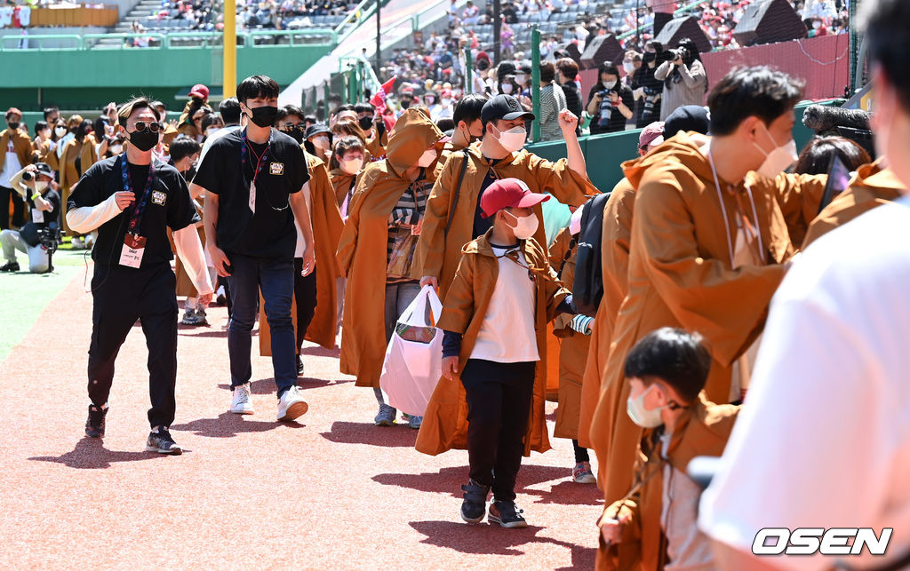 어린이날을 맞이해 야구팬들이 어린이들과 함께 그라운드를 돌고 있다. 2022.05.05 /rumi@osen.co.kr