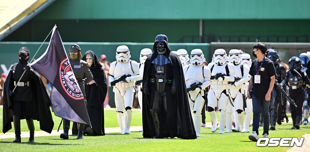 어린이날을 맞이해 스타워즈 캐릭터들이 그라운드를 돌고 있다. 2022.05.05 /rumi@osen.co.kr