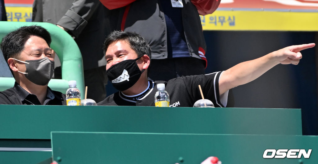 정용진 구단주와 루크 강 월트디즈니 아태지역 총괄 사장이 함께 경기를 직관하고 있다. 2022.05.05 /rumi@osen.co.kr