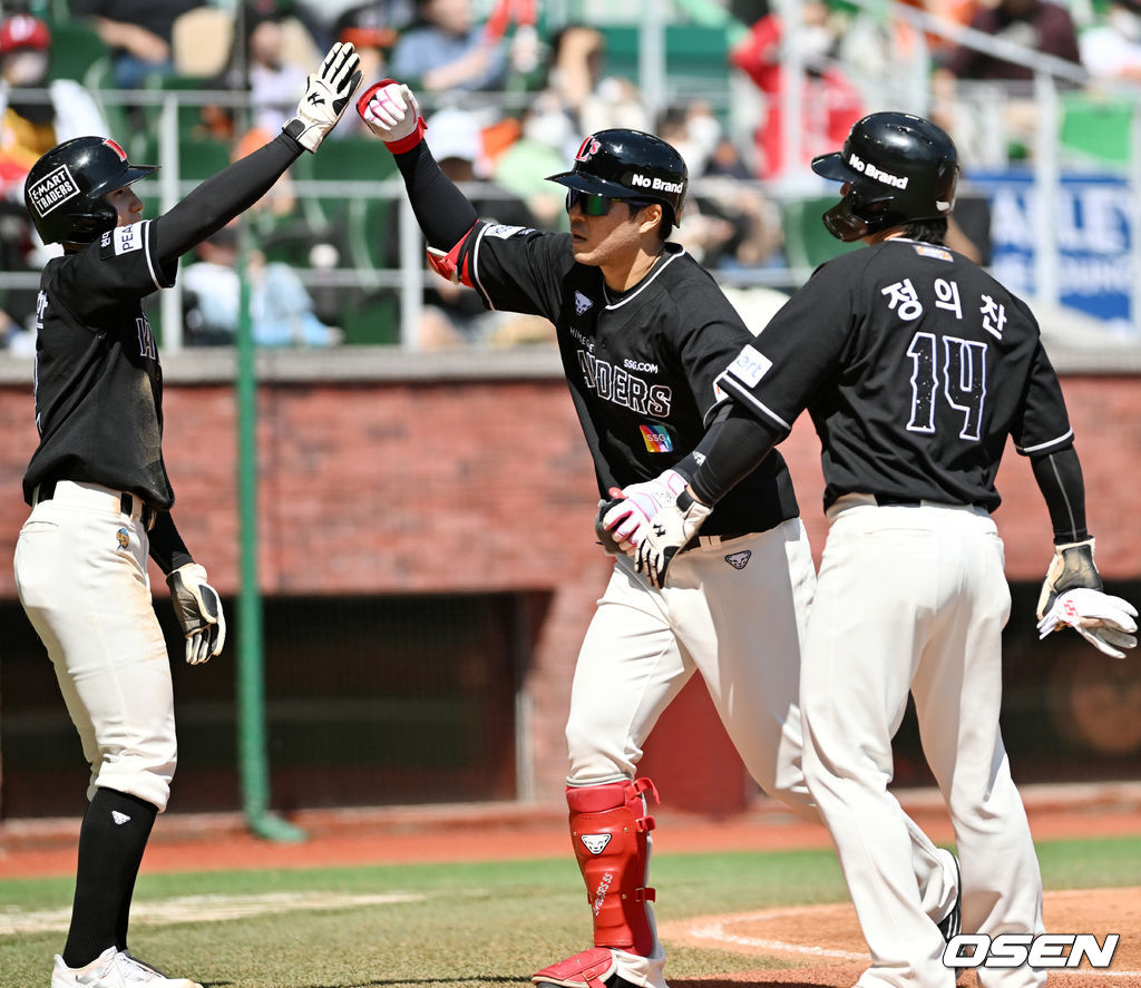 2회말 1사 주자 1,2루 SSG 한유섬이 우월 스리런 홈런을 날린 후 홈을 밟으며 세리머니를 하고 있다.  2022.05.05 /rumi@osen.co.kr