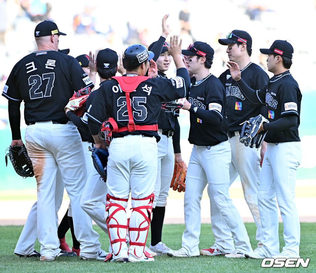 경기를 마치고 SSG 선수들이 마운드 근처에 모여서 하이파이브를 하고 있다.  2022.05.05 /rumi@osen.co.kr
