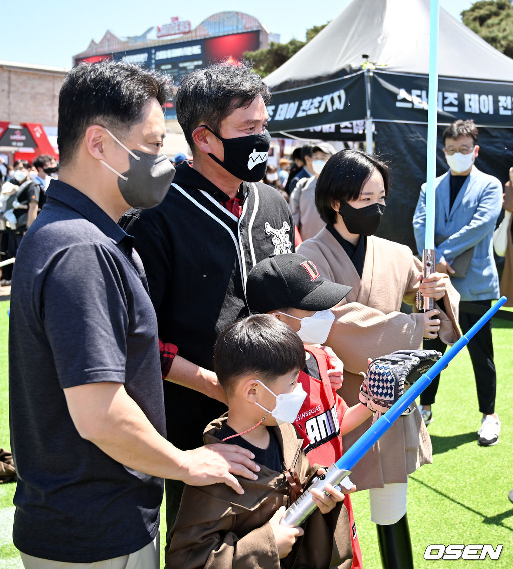 정용진 구단주와 월트디즈니 아태지역 총괄 사장이 아이들과 함께 포토타임을 갖고 있다.  2022.05.05 /rumi@osen.co.kr