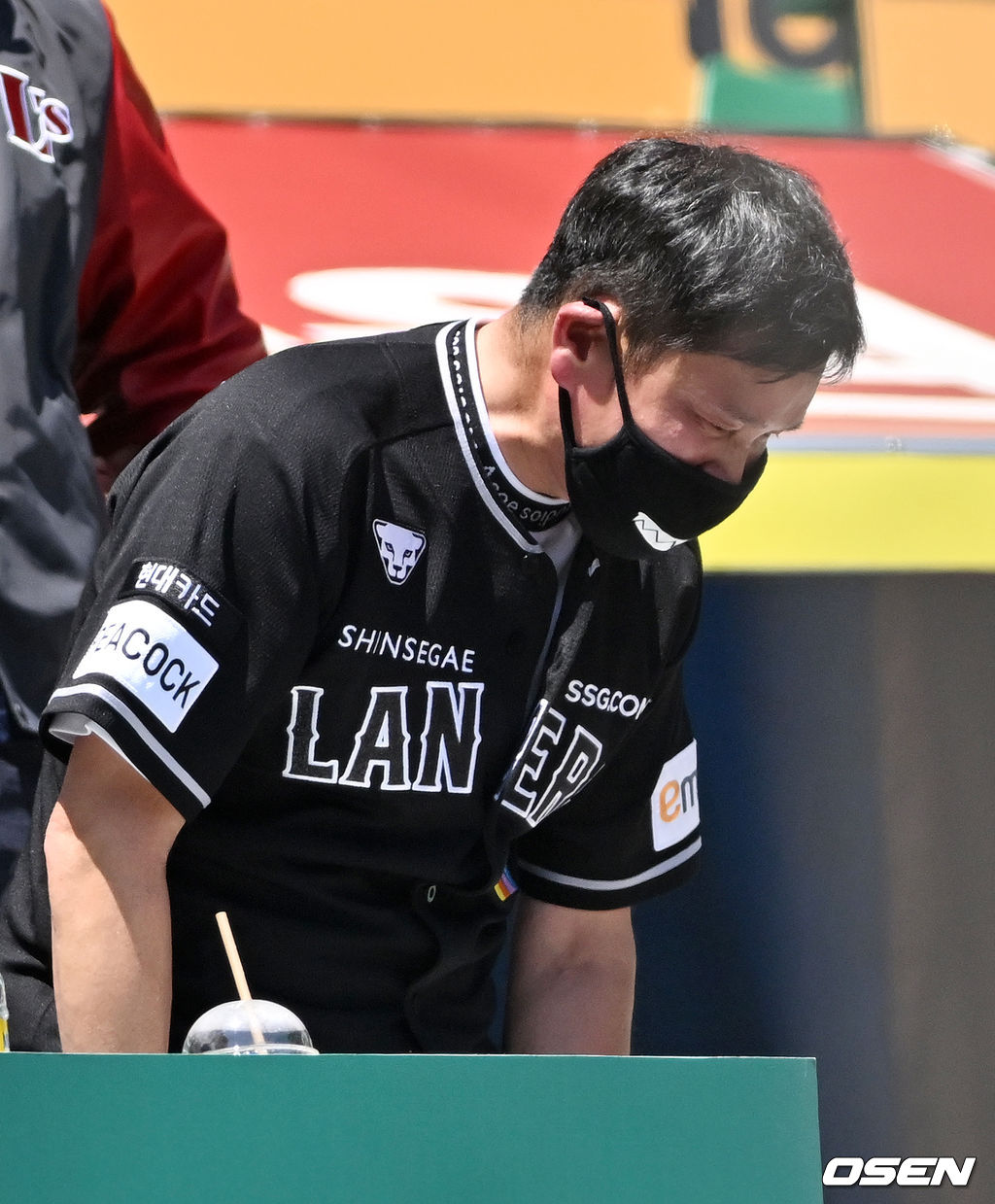 정용진 구단주가 관중석에서 인사를 하고 있다. 2022.05.05 /rumi@osen.co.kr