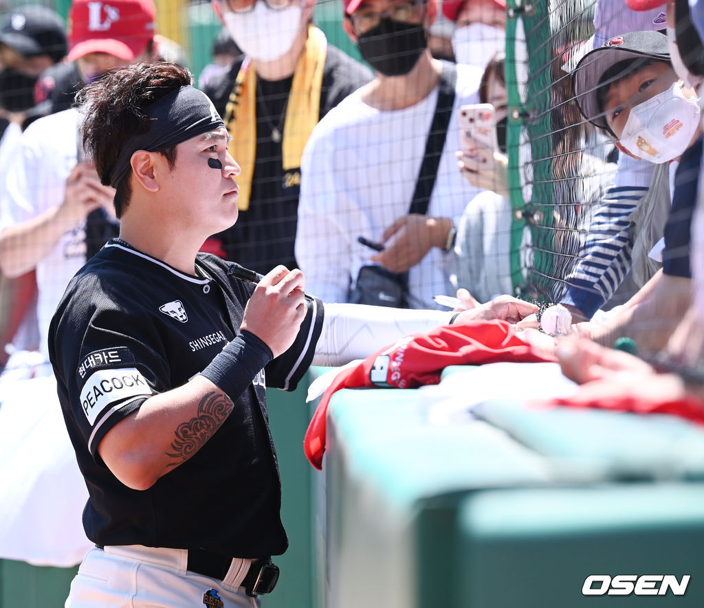 경기 전 SSG 추신수가 어린이 팬들에게 사인을 해주고 있다.  2022.05.05 /rumi@osen.co.kr