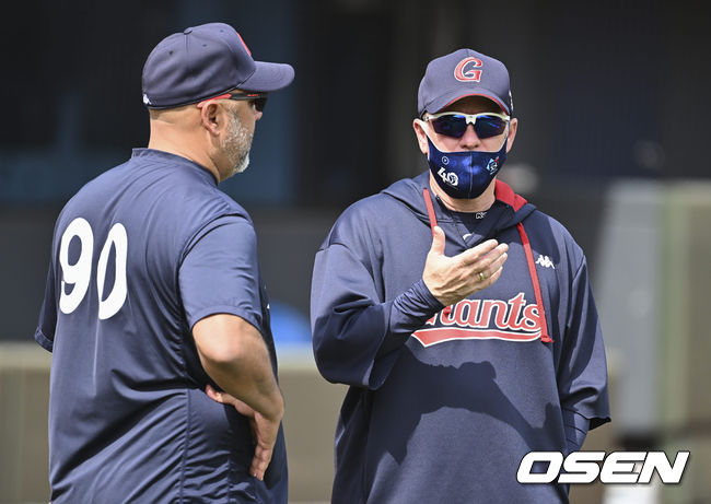 롯데 자이언츠 래리 서튼 감독이 제라드 레어드 1군 배터리 코치와 얘기를 하고 있다. 2022.05.10 / foto0307@osen.co.kr