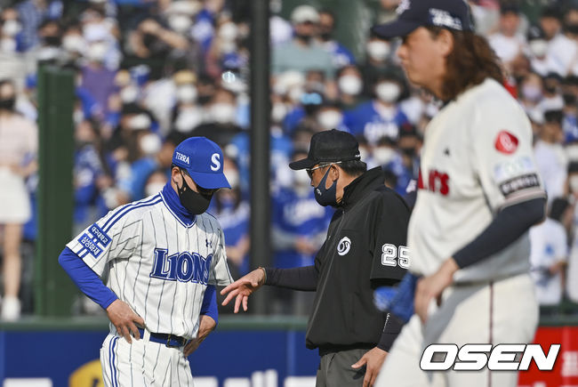 삼성 라이온즈 허삼영 감독이 9회초 2사 1루 피렐라 타석때 롯데 자이언츠 김원중의 보크 아니냐며 두번째 어필하고 있다. 2022.05.08 / foto0307@osen.co.kr