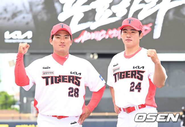 10일 오후 광주-기아챔피언스필드에서 '2022 신한은행 SOL KBO 리그' KIA 타이거즈와 KT 위즈의 경기가 열릴 예정이다.경기에 앞서 SSG에서 트레이드 된 KIA 임석진과 김정빈이 포토타임을 하고 있다. 2022.05.10 /sunday@osen.co.kr