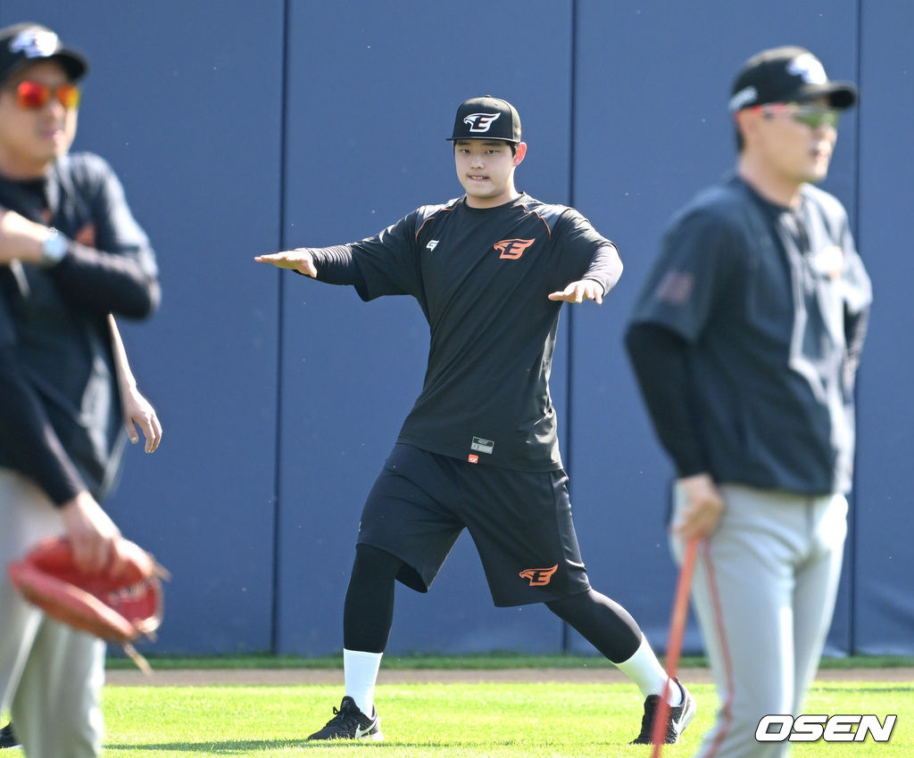 1군에 합류한 한화 신인투수 문동주가 외야에서 웜업하고 있다. 2022.05.10 / dreamer@osen.co.kr