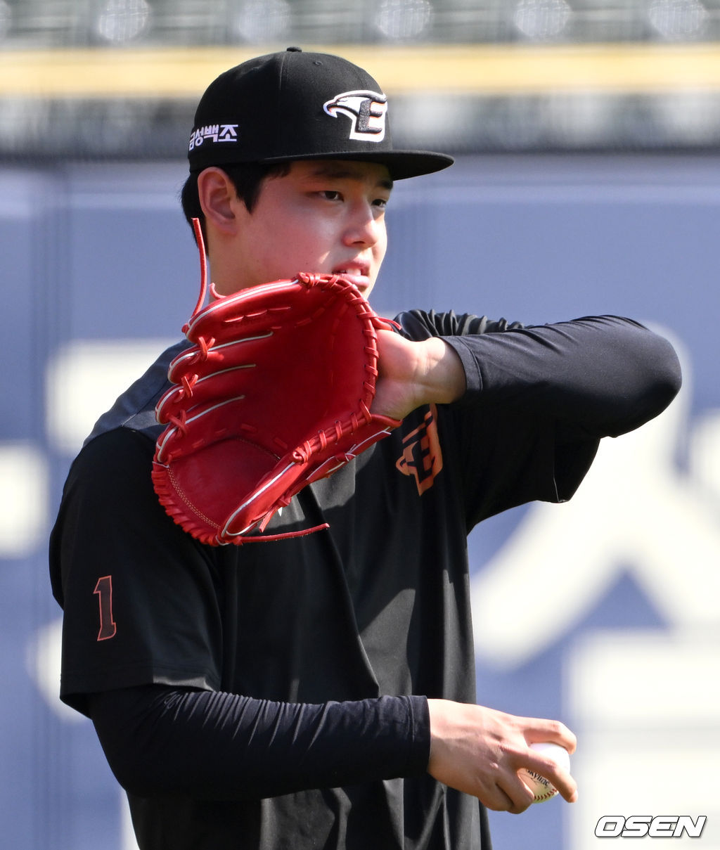 1군에 합류한 한화 신인투수 문동주가 캐치볼로 몸을 풀고 있다. 2022.05.10 / dreamer@osen.co.kr