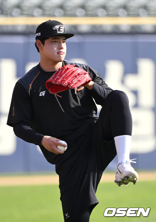 1군에 합류한 한화 신인투수 문동주가 캐치볼로 몸을 풀고 있다. 2022.05.10 / dreamer@osen.co.kr