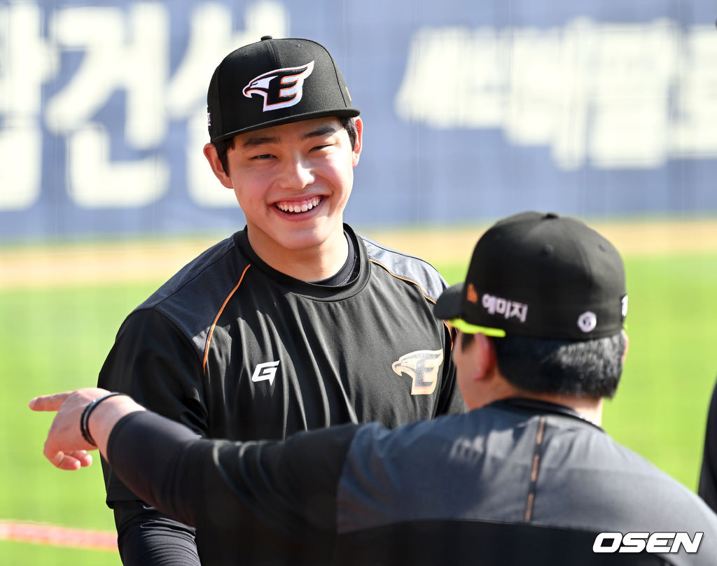 1군에 합류한 한화 신인투수 문동주가 훈련을 준비하며 미소짓고 있다. 2022.05.10 / dreamer@osen.co.kr