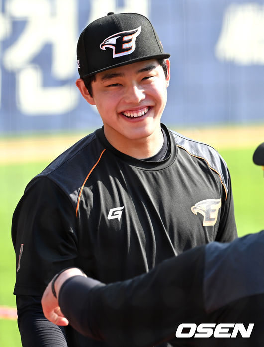 10일 오후 서울 잠실야구장에서 ‘2022 신한은행 SOL KBO리그’ LG 트윈스와 한화 이글스의 경기가 열린다.1군에 합류한 한화 신인투수 문동주가 훈련을 준비하며 미소짓고 있다. 2022.05.10 / dreamer@osen.co.kr