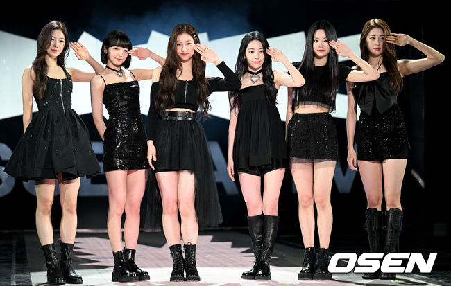 르세라핌 카즈하, 김채원, 김가람, 사쿠라, 홍은채, 허윤진이 취재진을 향해 포즈를 취하고 있다. 2022.05.02 /ksl0919@osen.co.kr
