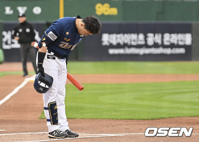 정규시즌 사직구장을 처음 방문한 NC 다이노스 손아섭이 롯데 자이언츠 팬들에게 인사를 하고 있다. 2022.05.10 / foto0307@osen.co.kr