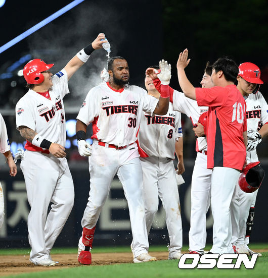 경기 종료 후 KIA 소크라테스가 끝내기 안타를 치고 동료들과 승리의 기쁨을 나누고 있다. 2022.05.10 /sunday@osen.co.kr