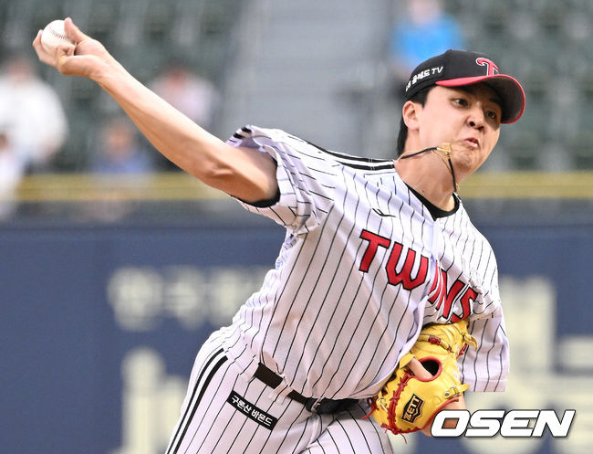 10일 오후 서울 잠실야구장에서 ‘2022 신한은행 SOL KBO리그’ LG 트윈스와 한화 이글스의 경기가 열렸다.1회초 LG 선발 이민호가 힘차게 공을 뿌리고 있다. 2022.05.10 / dreamer@osen.co.kr