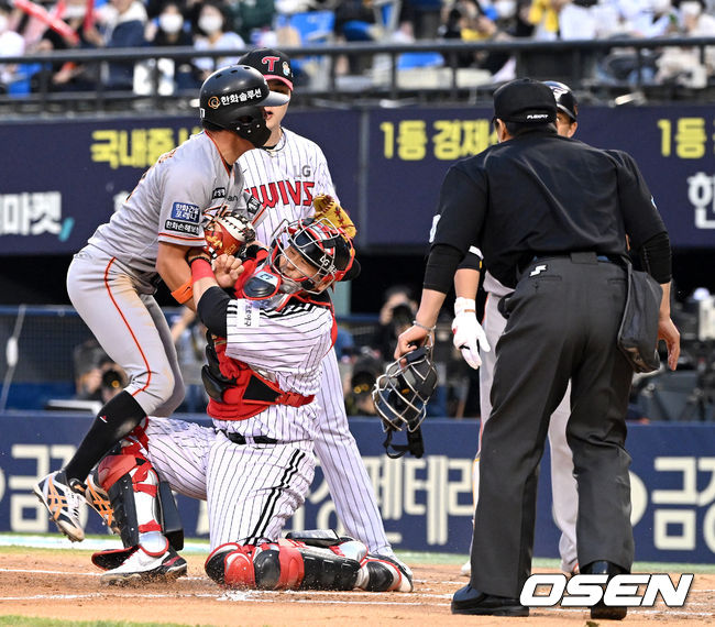 3회초 1사 3루 상황 한화 정은원 타석 때 LG 선발 이민호의 폭투를 틈타 홈으로 쇄도한 주자 노수광이 LG 포수 유강남의 태그에 걸려 아웃되고 있다. 2022.05.10 / dreamer@osen.co.kr