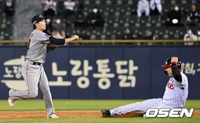 4회말 1사 1사 1루 상황 LG 채은성의 투수 앞 병살타 때 한화 2루수 정은원이 주자 김현수를 포스아웃 시킨 뒤 1루로 송구하고 있다. 2022.05.10 / dreamer@osen.co.kr