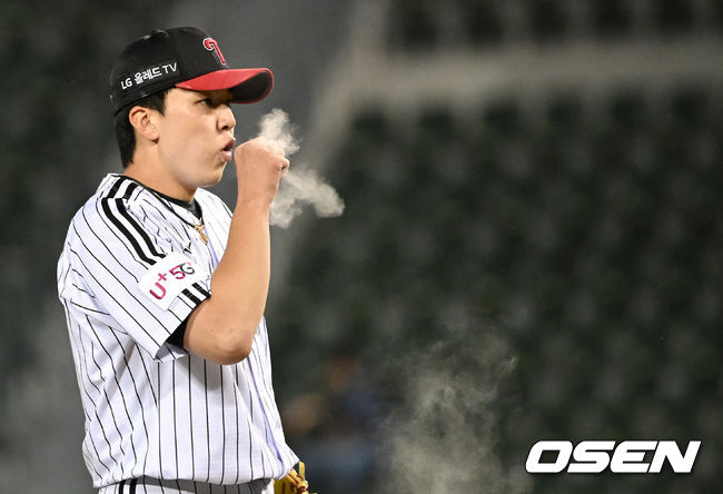 6회초 2사 주자없는 상황 투구를 앞둔 LG 선발 이민호가 손에 묻은 로진을 불고 있다. 2022.05.10 / dreamer@osen.co.kr