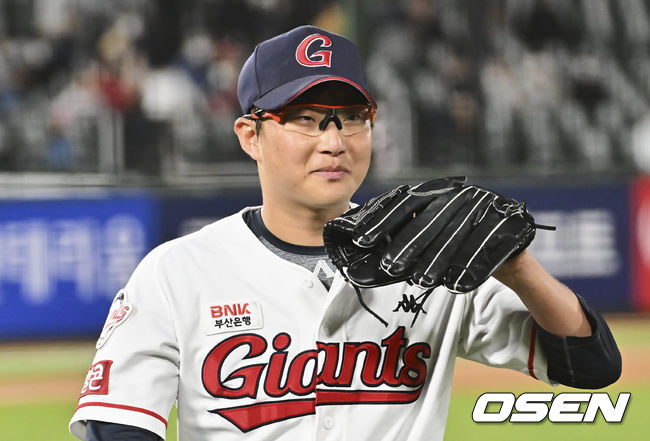 롯데 자이언츠 박세웅이 8회초 2사 3루 NC 다이노스 박민우를 삼진으로 잡고 활짝 웃고 있다. 2022.05.10 / foto0307@osen.co.kr