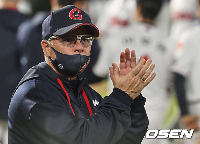 롯데 자이언츠 래리 서튼 감독이 NC 다이노스에 7-0으로 승리한 후 팬들에게 인사를 하고 있다. 2022.05.10 / foto0307@osen.co.kr