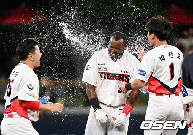 9회말 2사 만루에서 KIA 소크라테스가 끝내기 안타를 치고 동료들과 승리의 기쁨을 나누고 있다. 2022.05.10 /sunday@osen.co.kr