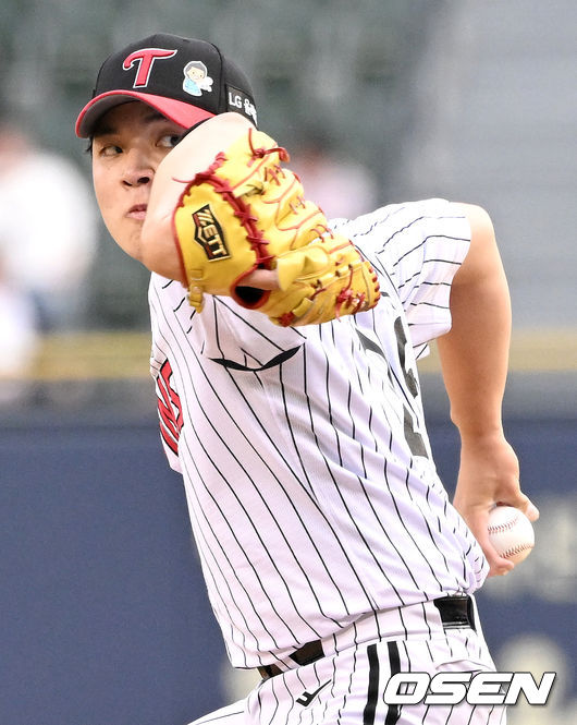 10일 오후 서울 잠실야구장에서 ‘2022 신한은행 SOL KBO리그’ LG 트윈스와 한화 이글스의 경기가 열렸다.1회초 LG 선발 이민호가 힘차게 공을 뿌리고 있다. 2022.05.10 / dreamer@osen.co.kr