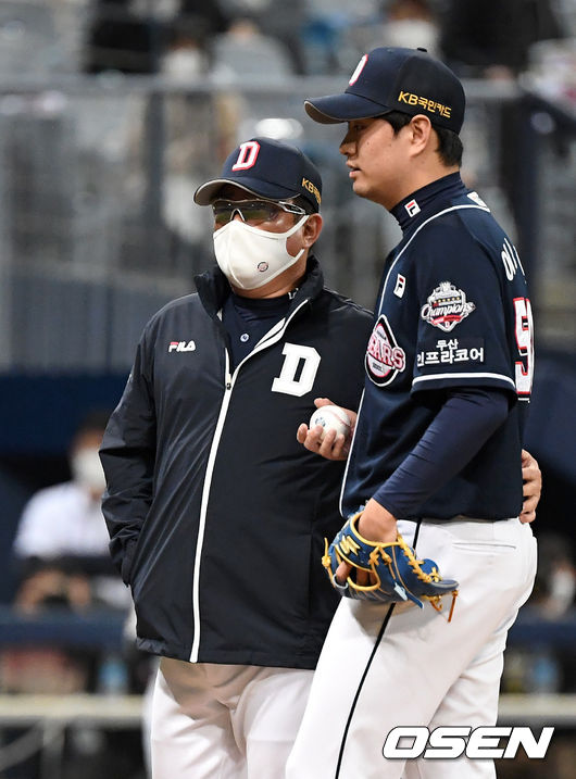 두산 김태형 감독(좌)과 이영하 / OSEN DB