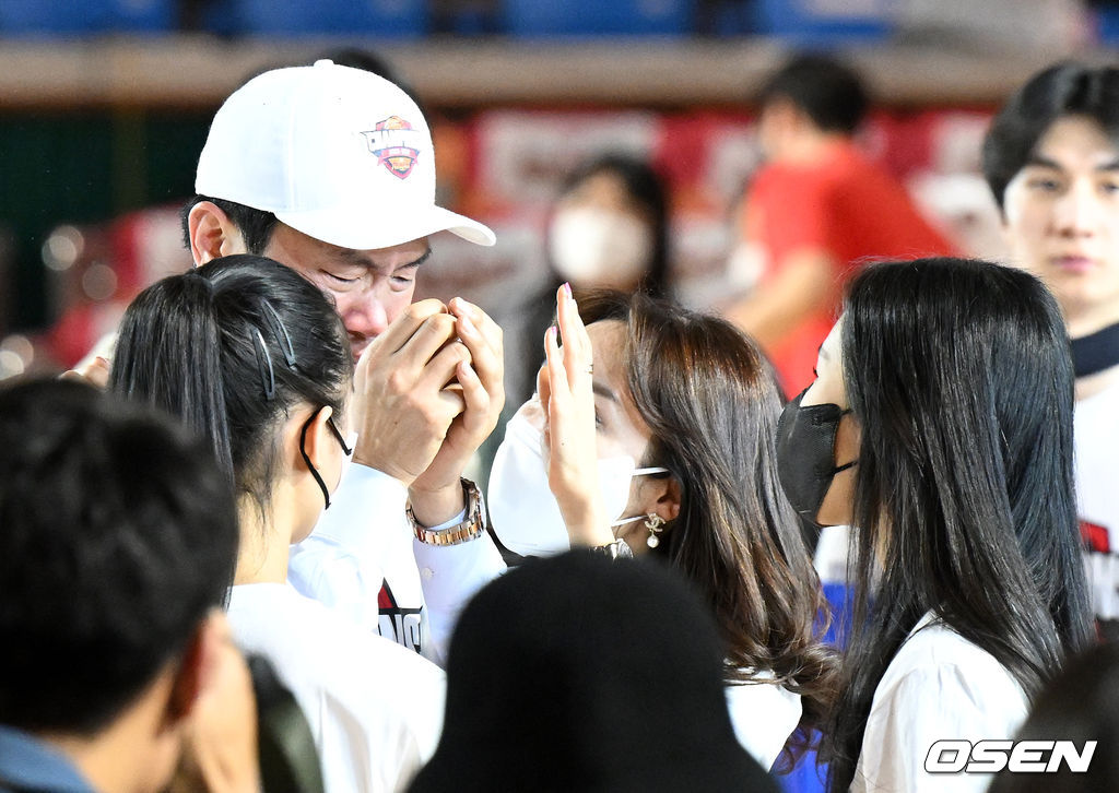 서울 SK가 창단 첫 통합 우승의 영광을 달성했다. 서울 SK는 10일 서울잠실학생체육관에서 열린 2021-2022 KGC정관장 프로농구 챔피언결정전 5차전서 86-62로 승리했다. 이날 승리로 SK는 정규리그에 이어 챔피언결정전까지 정상에 오르며 창단 첫 통합우승의 기쁨을 누렸다. 또 1999-2000, 2017-2018 시즌에 이어 통산 3회 우승을 차지했다. 전희철 감독이 시상식을 마치고 가족의 축하를 받으며 눈물을 흘리고 있다. 2022.05.10 /jpnews@osen.co.kr