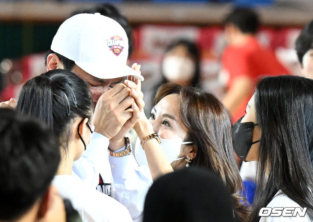 SK 전희철 감독이 가족의 축하를 받으며 눈물을 흘리고 있다. 2022.05.10 /jpnews@osen.co.kr