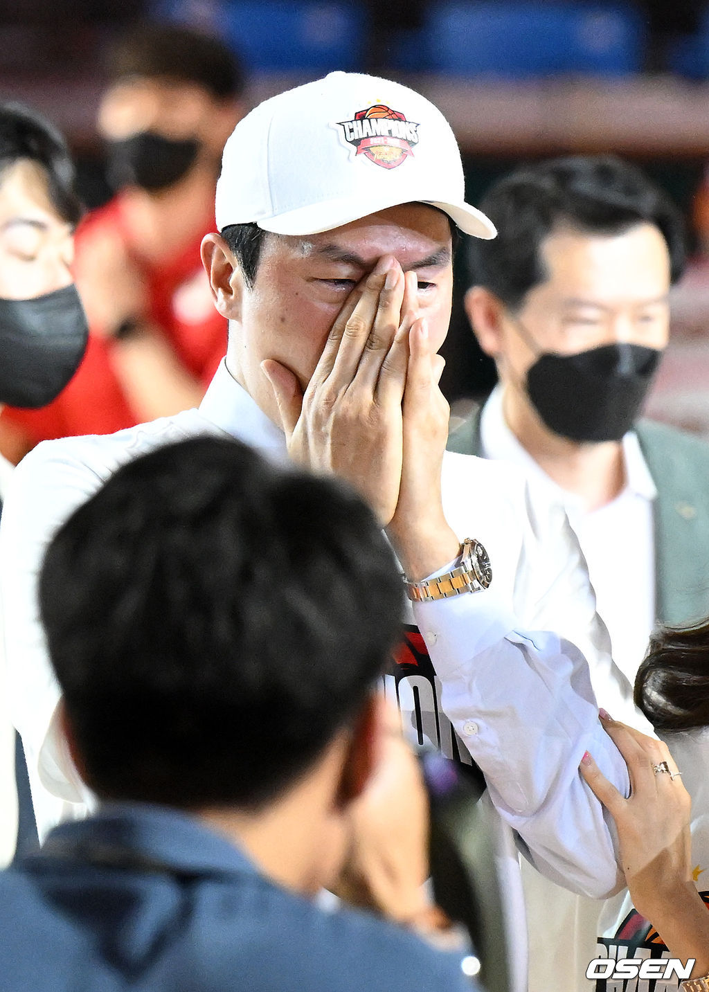 SK 전희철 감독이 가족의 축하를 받으며 눈물을 흘리고 있다. 2022.05.10 /jpnews@osen.co.kr