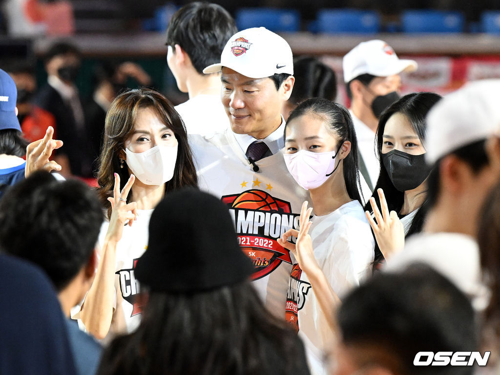 SK 전희철 감독이 가족과 우승 기념 촬영을 하고 있다. 2022.05.10 /jpnews@osen.co.kr