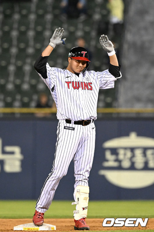 10일 한화와의 경기. 5회말 2사 3루 상황 LG 이재원이 1타점 동점 2루타를 날리고 2루에 안착해 기뻐하고 있다. 2022.05.10 / dreamer@osen.co.kr