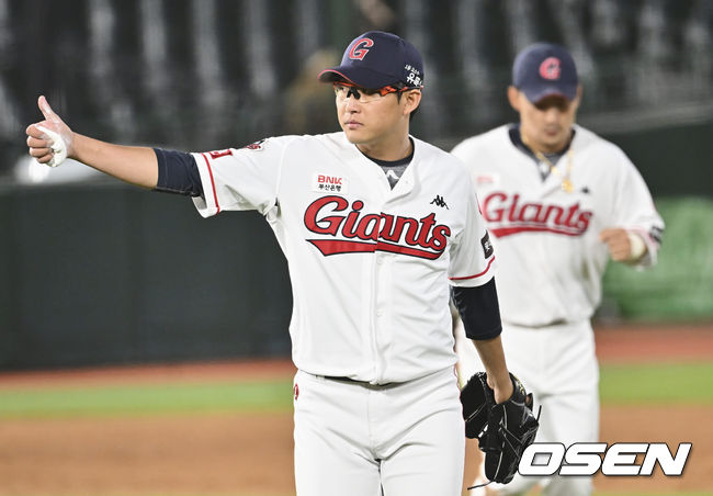 박세웅이 8회초 2사 3루 NC 다이노스 박민우를 삼진으로 잡고 활짝 웃고 있다. 2022.05.10 / foto0307@osen.co.kr