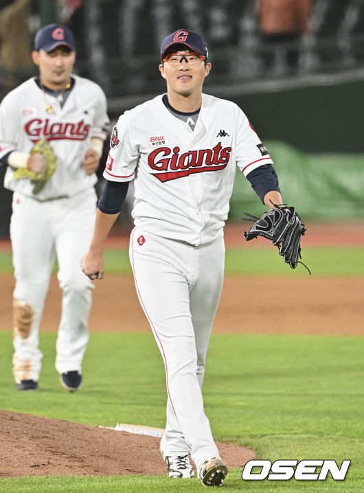 박세웅이 8회초 2사 3루 NC 다이노스 박민우를 삼진으로 잡고 활짝 웃고 있다. 2022.05.10 / foto0307@osen.co.kr