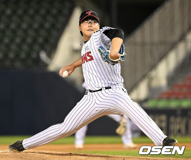 9회초 마운드에 오른 LG 투수 이지강이 힘차게 공을 뿌리고 있다. 2022.05.10 / dreamer@osen.co.kr