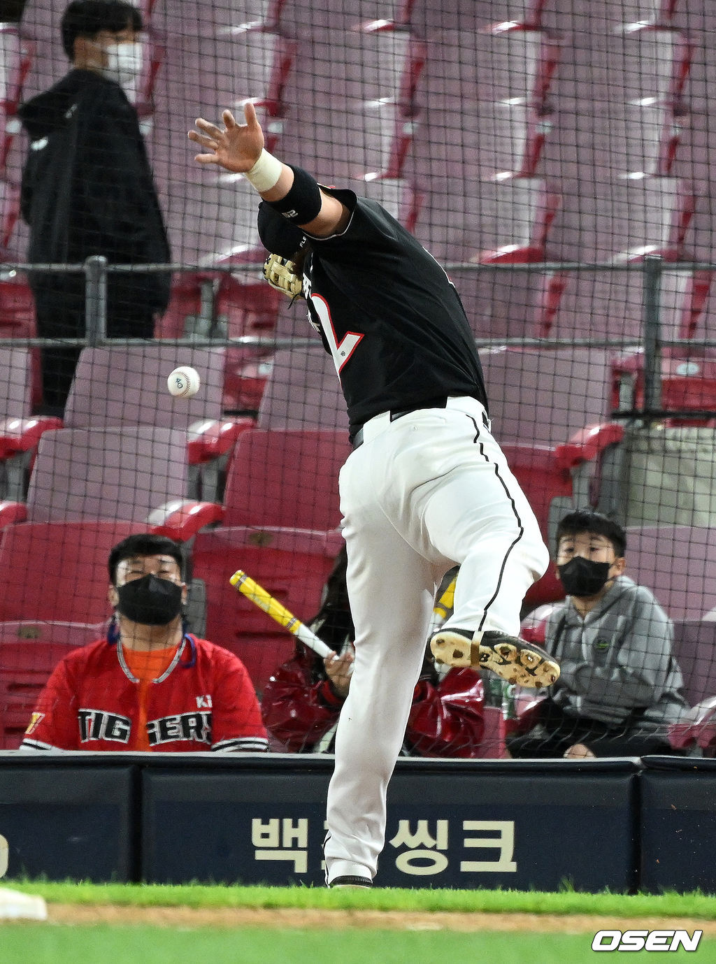 9회말 2사에서 KIA 소크라테스의 파울 타구 놓치는 KT 박병호. 2022.05.10 /sunday@osen.co.kr