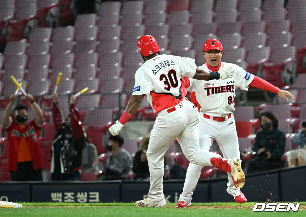 9회말 2사 만루 끝내기 안타를 날리고 환호하는 KIA 소크라테스. 2022.05.10 /sunday@osen.co.kr