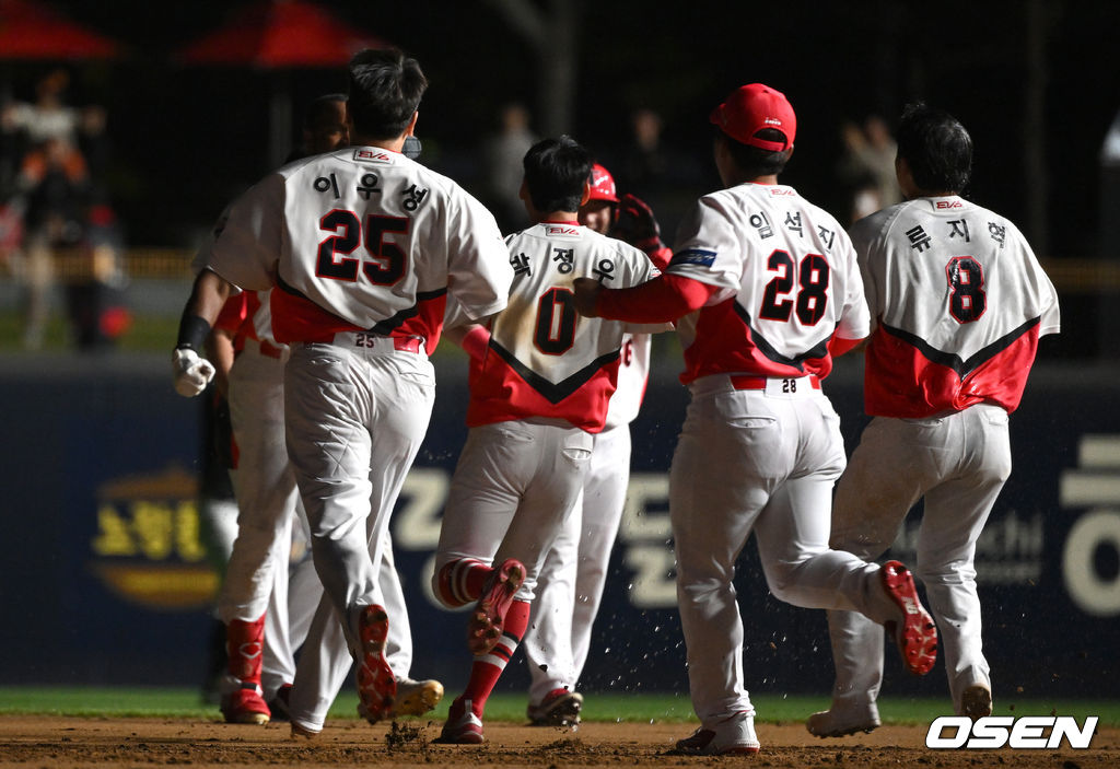 KIA 소크라테스의 끝내기 안타 때 가장 먼저 달려나가는 박정우. 2022.05.10 /sunday@osen.co.kr