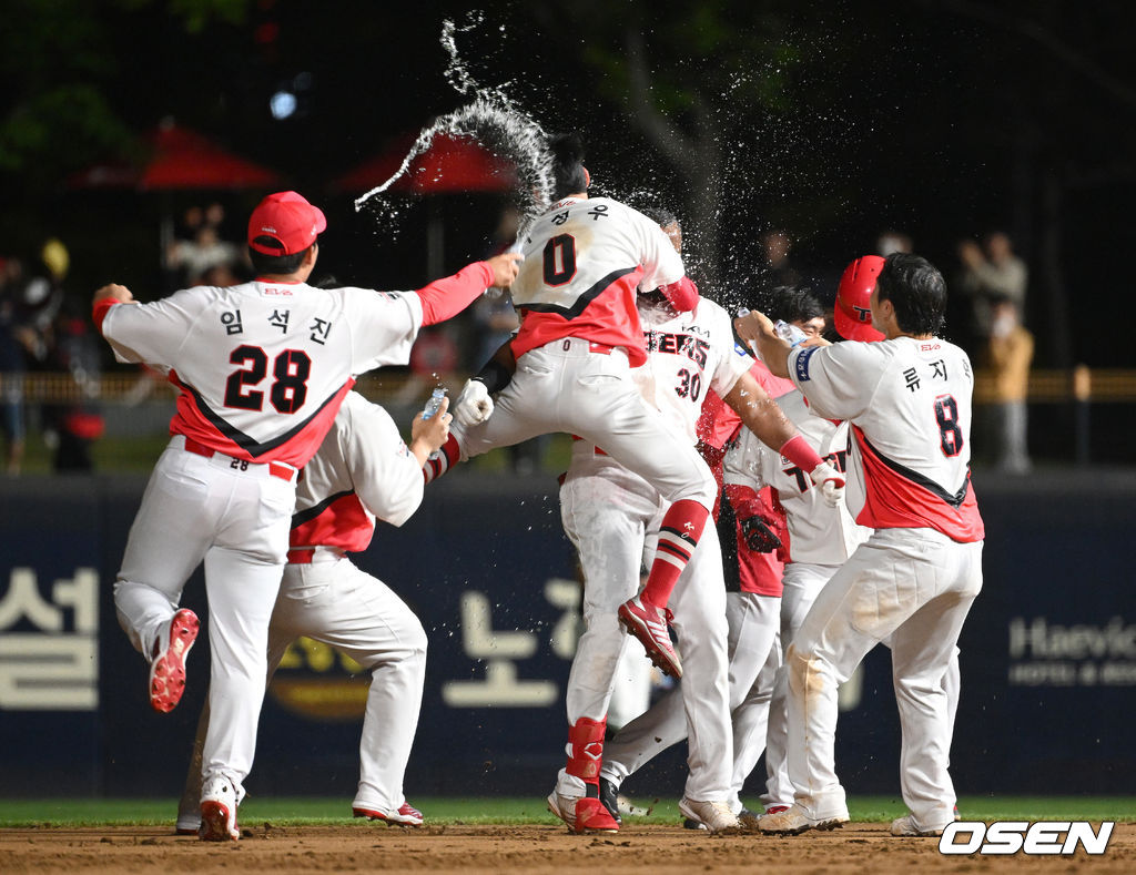 KIA 소크라테스의 끝내기 안타 기쁨 나누는 박정우. 2022.05.10 /sunday@osen.co.kr