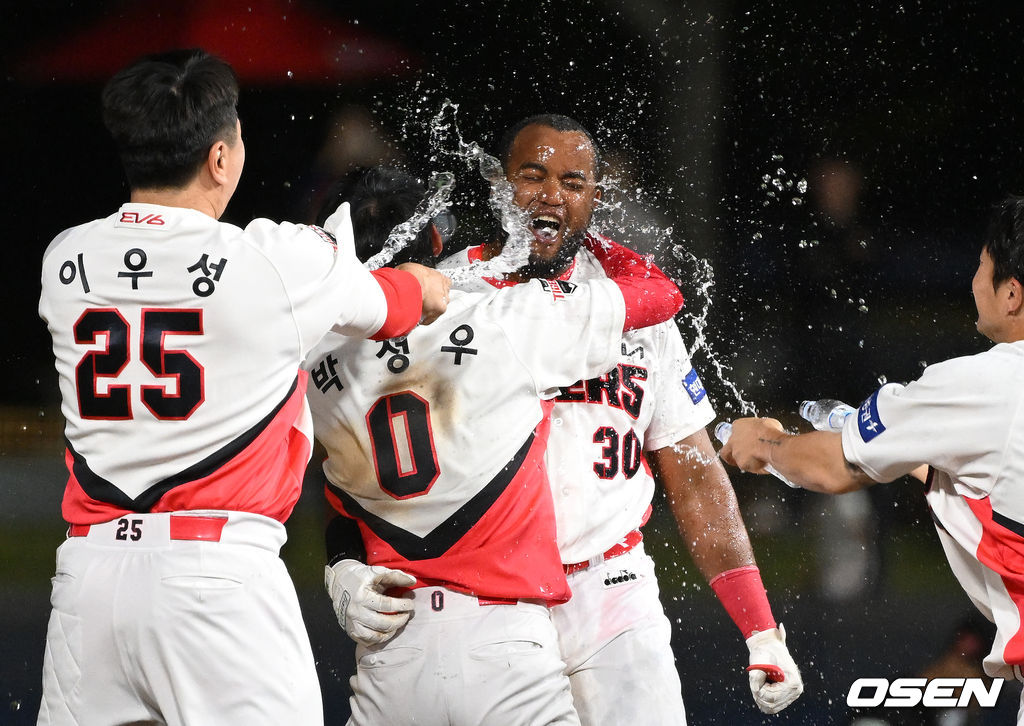 KIA 소크라테스의 끝내기 안타 기쁨 나누는 박정우. 2022.05.10 /sunday@osen.co.kr